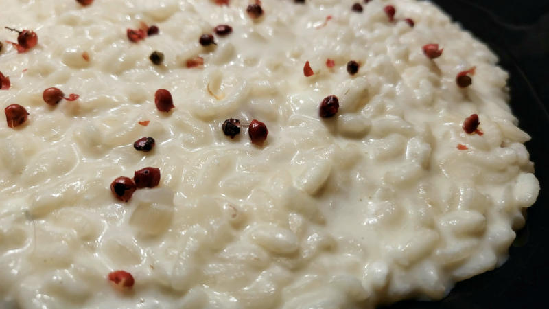 Risotto al mascarpone e bacche rosa al vino passito