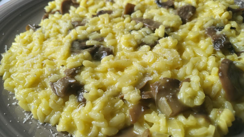 Risotto con funghi e zafferano